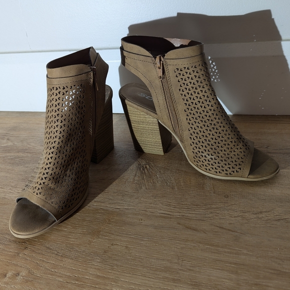 Soda Tan Chunky Open Toe Heel - Picture 3 of 8